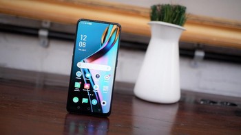 Menggunakan layar AMOLED berukuran 6,5 inci Fulll HD+. Foto: Adi Fida Rahman/detikINET