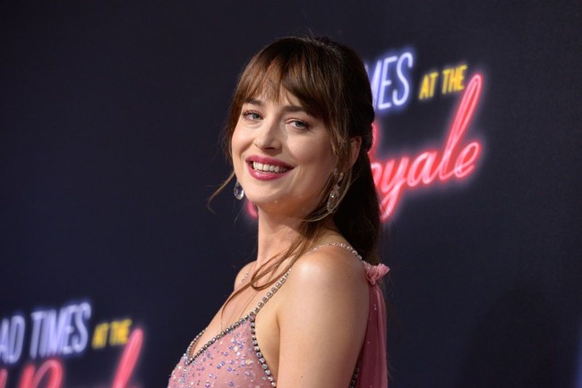 Cindy juga punya pengalaman yang menyenangkan dengan Dakota Johnson. Dia pernah ketinggalan paspor di saat jam sibuk, jadi kami terpaksa menunda penerbangan tapi dia tak muncul juga. Namun, aku sempat bertemu dengannya lagi dan mengungkit kejadian tersebut. Dia tertawa dan sangat baik, kata Cindy yang memberi skor 9/10 untuk bintang Fifty Shades of Grey tersebut. (Foto: Getty Images)