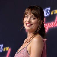 Cindy juga punya pengalaman yang menyenangkan dengan Dakota Johnson. Dia pernah ketinggalan paspor di saat jam sibuk, jadi kami terpaksa menunda penerbangan tapi dia tak muncul juga. Namun, aku sempat bertemu dengannya lagi dan mengungkit kejadian tersebut. Dia tertawa dan sangat baik, kata Cindy yang memberi skor 9/10 untuk bintang Fifty Shades of Grey tersebut. (Foto: Getty Images)