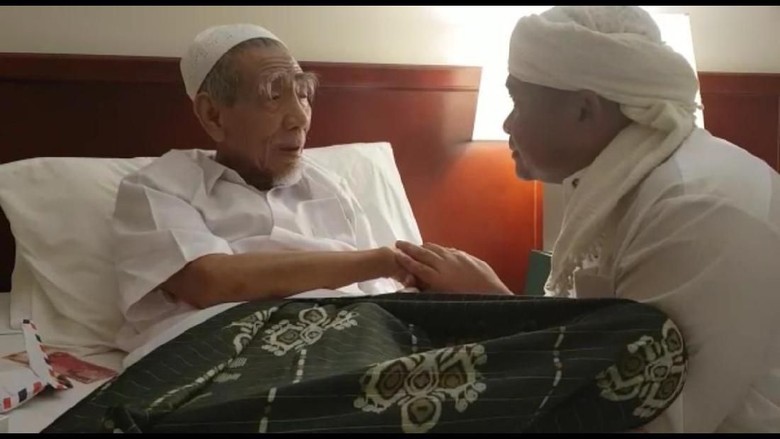 Ucapan Mbah Moen Sebelum Wafat ke Kapolres Jombang Saat Bertemu di Mekah Ucapan Mbah Moen Sebelum Wafat ke Kapolres Jombang Saat Bertemu di Mekah