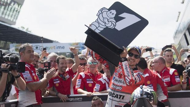 SPIELBERG, AUSTRIA - AUGUST 12:  Jorge Lorenzo of Spain and Ducati Team celebrates the victory with team under the podium at the end of the MotoGP race during the MotoGp of Austria - Race at Red Bull Ring on August 12, 2018 in Spielberg, Austria.  (Photo by Mirco Lazzari gp/Getty Images)