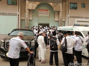 Pelayat Mbah Moen Antre dan Berjubel