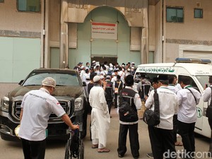 Pelayat Mbah Moen Antre dan Berjubel