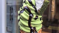 Matcha soft ice cream dipadu brownies dan cokelat leleh. Kebayang kan dingin legitnya? Sluurp! Foto : Instagram @girlswhoeat