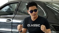 Hardi mengaku harus menjadi pemulung pecahan beling selama dua mingguan. 