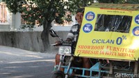 Selain bentuknya yang cukup jarang terlihat di kota-kota besar lainnya, kota Medan juga memiliki keunikan tersendiri dalam menyebut sepeda motor di wilayahnya. Orang Medan menyebut motor dengan sebutan kereta. Foto: Ridwan Arifin