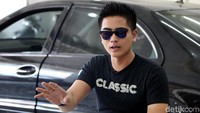 Setelah bekerja sebagai kuli di sebuah proyek, Hardi kemudian bekerja di bagian jok mobil. 