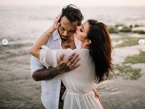 Nora Alexandra yang Diisukan Pindah Agama Demi Jerinx