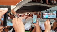 Jenazah Mbah Moen dibawa masuk ke ambulans usai dimandikan di kompleks Masjid Al Muhajirin.