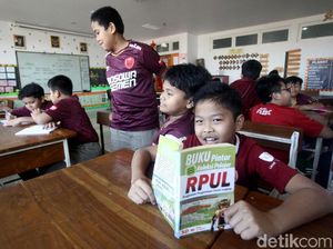 Dukung PSM Juara Piala Indonesia, Siswa SD Kompak Berseragam Juku Eja