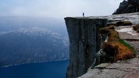 Kabar terbaru datang dari bukit curam Preikestolen di Norwegia. Bukit setinggi 604 meter ini memang sudah menjadi primadona bagi wisatawan. (iStock)