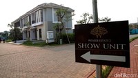 Mengusung konsep luxury modern house dengan tema sesuai tagline nya “The Elegance of Tropical Nature”, unit yang ditawarkan pada area yang sangat natural dan hijau ini, juga memiliki sentuhan desain interior terbaik dan berkelas. 