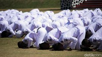 Sejumlah pamong praja muda IPDN melakukan sujud syukur usai dilantik oleh Wakil Presiden Jusuf Kalla (JK) di Lapangan IPDN, Jatinangor, Kabupaten Sumedang, Jawa Barat, Selasa (6/8/2019).