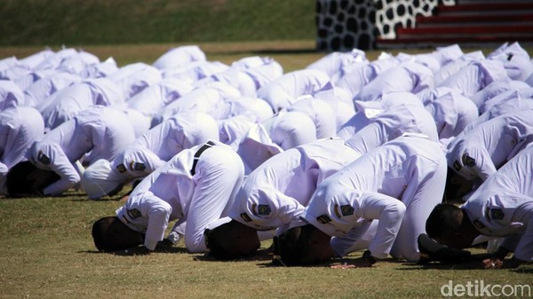 Sujud Syukur Praja IPDN Usai Dilantik Wakil Presiden
