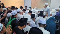 Mereka berdoa untuk almarhum Mbah Moen.