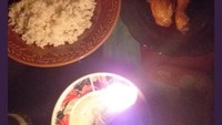 Kalau biasanya candle light dinner selalu romantis, kalau yang ini berlangsung dramatis. Pemandangan makan malam yang ditemani sebatang lilin ini terlihat agak menyedihkan ya? Foto: twitter