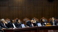 Selanjutnya panel ketiga akan dimulai pada pukul 16.00 WIB dengan jumlah putusan yang akan dibaca sebanyak 21 putusan.