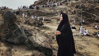 Saat melaksanakan ibadah ke Mekkah, Cita berkunjung ke Jabal Rahmah. (cita_citata/Instagram)