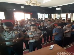 Mbah Moen Wafat, Anggota Polres Tasikmalaya Gelar Salat Gaib