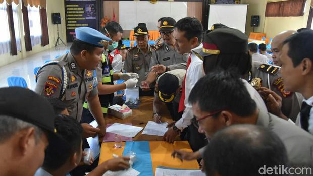 Ratusan Polisi Cirebon dan Majalengka Jalani Tes Urine Narkoba
