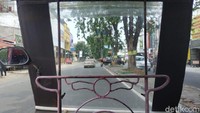 Naik bentor. Di sudut kota ini banyak motor yang dimodifikasi jadi roda tiga sehingga membuat motor lebih serbaguna. Foto: Ridwan Arifin