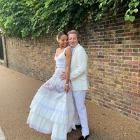 Kehidupannya mewahnya itu karena Emma menikahi pria keturunan bangsawan Inggris bernama Ceawlin Thynn pada 2013 silam. Sang suami menerima gelar Viscount Weymouth. Sementara Emma mendapatkan gelar Viscountness Weymouth.   Foto: Instagram