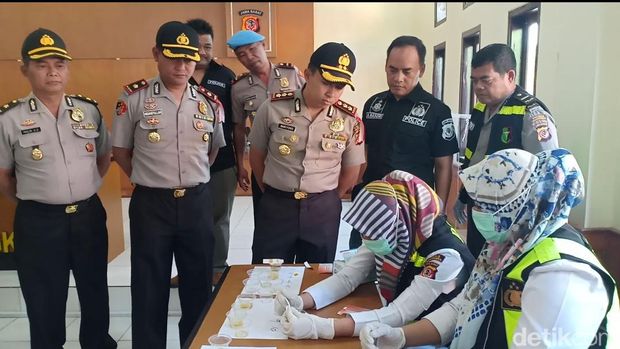 Ratusan Polisi Cirebon dan Majalengka Jalani Tes Urine Narkoba