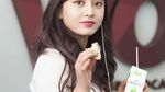 Manisnya Pacar Kang Daniel, Jihyo Saat Pose Bareng Makanan