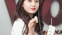 Tak punya banyak waktu untuk makan, Jihyo asyik makan dan minum sambil jalan. Foto: Instagram globaljihyo