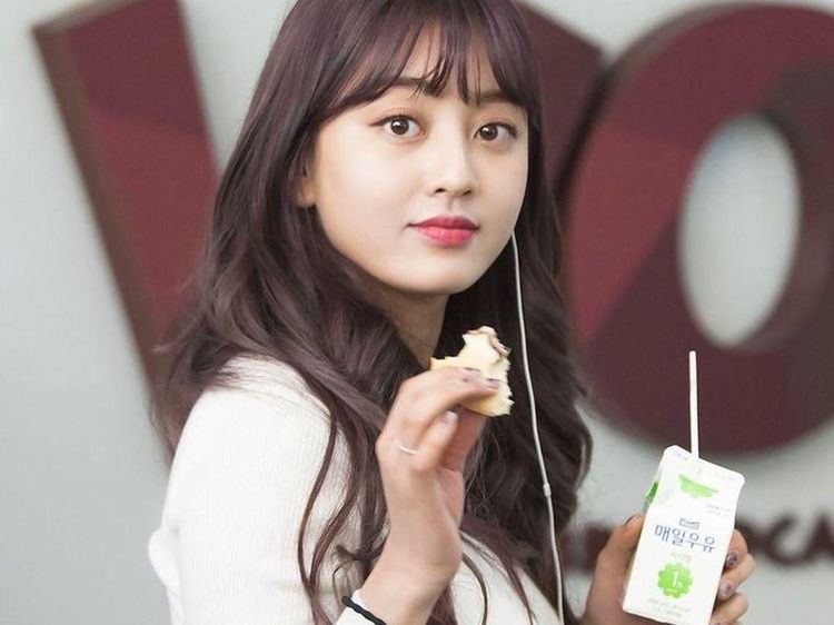 Manisnya Pacar Kang Daniel, Jihyo Saat Pose Bareng Makanan