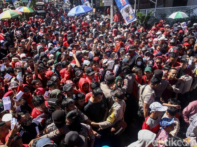 Ribuan Suporter PSM Makassar Padati Stadion Andi Mattalatta
