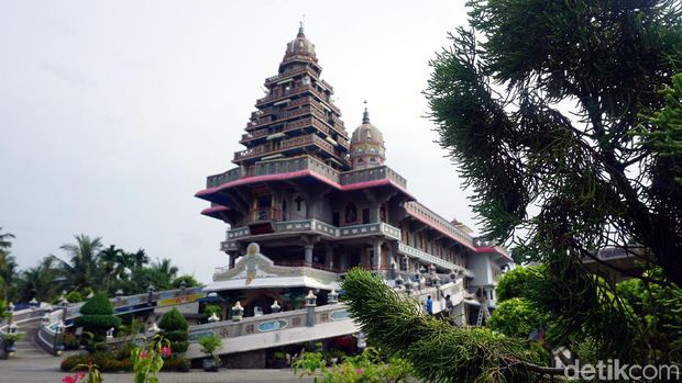 Gereja berbentuk seperti kuil Hindu di Medan