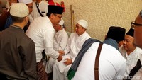 Menteri Agama Lukman Hakim Saifuddin nampak hadir untuk mengurus administrasi terkait jenazah Mbah Moen.