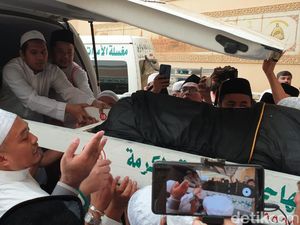 Gema Tahlil Antar Jenazah Mbah Moen ke Ambulans