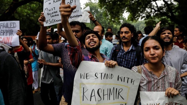 Hasil gambar untuk warga dan polisi bentrok di kashmir