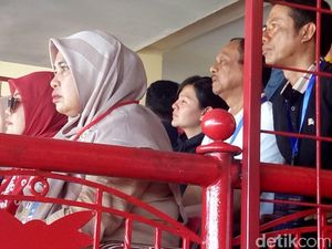 Sempat Tinggalkan Tribune, Ratu Tisha Nonton Final Piala Indonesia di Bangku VVIP