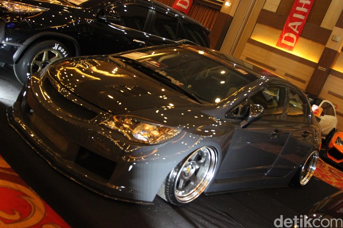 Rombak Honda Civic Lebih Gendut dan Berisi