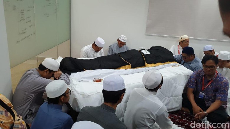 Gus Wafi: Habib Rizieq Diminta Pimpin Doa oleh Keluarga Mbah Moen Gus Wafi: Habib Rizieq Diminta Pimpin Doa oleh Keluarga Mbah Moen