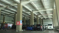 Area parkir kendaraan pribadi yang berlokasi tak jauh dari loket masuk kendaraan (Randy/detikcom)