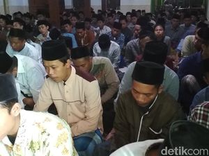 Video Suasana Duka di Ponpes Mbah Moen