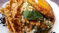 Racikan pecel tumpang yang ini dilengkapi telor goreng kering, cincangan mentimun, tauge pendek dan kemangi plus rempeyek.  Foto : Instagram @ocha_chupid