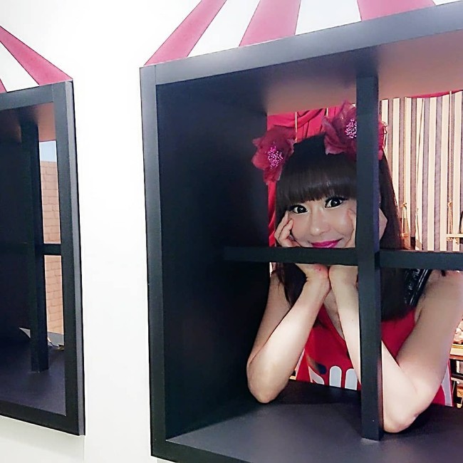 Penampilan cantik Sayuri Ozaki memang didukung dengan kostum dan makeup. Namun tetap wanita tersebut punya wajah yang awet muda. Foto: Instagram @katsumisayuri_sayuri