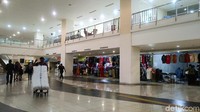 Area dalam Terminal Pulogebang. Masih tampak sejumlah bazaar yang terdiri dari UMKM (Randy/detikcom)