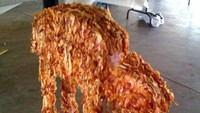 Daging ini dipanggang kemudian disusun hingga membentuk hewan berkaki empat yang unik. Foto: Istimewa