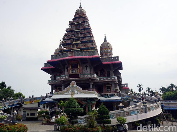Graha Maria Annai Velangkani ada di Jalan Sakura III No 7, Tanjung Selamat, Medan. Inisiator gereja ini adalah Pastor James Bharata Putra. (Wahyu Setyo/detikcom) Graha Maria Annai Velangkani ada di Jalan Sakura III No 7, Tanjung Selamat, Medan. Inisiator gereja ini adalah Pastor James Bharata Putra. (Wahyu Setyo/detikcom)