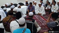 Jenazah pimpinan Pondok Pesantren Rembang ini ditunggu-tunggu kemunculannya oleh jemaah.