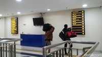 Masih tampak penumpang yang kebingungan mencari arah. Mungkin petugas perlu diperbanyak untuk membantu para calon penumpang (Randy/detikcom)