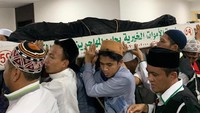 Umat muslim mengangkat jenazah KH Maimun Zubair (Mbah Moen) seusai dimandikan di Masjid Muhajirin Khalidiyah, Mekkah, Selasa (6/8/2019). ANTARA/Hanni Sofia.