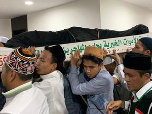 Ramai-ramai Mengusung Jenazah Mbah Moen