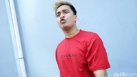 Ia justru sedikit kesal dengan Uya yang pertama mengabarkan hal itu. Menurutnya Uya saat itu hanya asal ngomong saja. Pool/Palevi S/detikFoto.